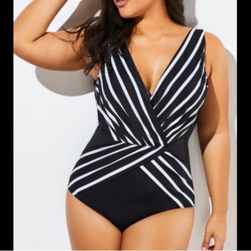 WOMEN X Front Stripes Pattern One Piece Swimsuit | M
